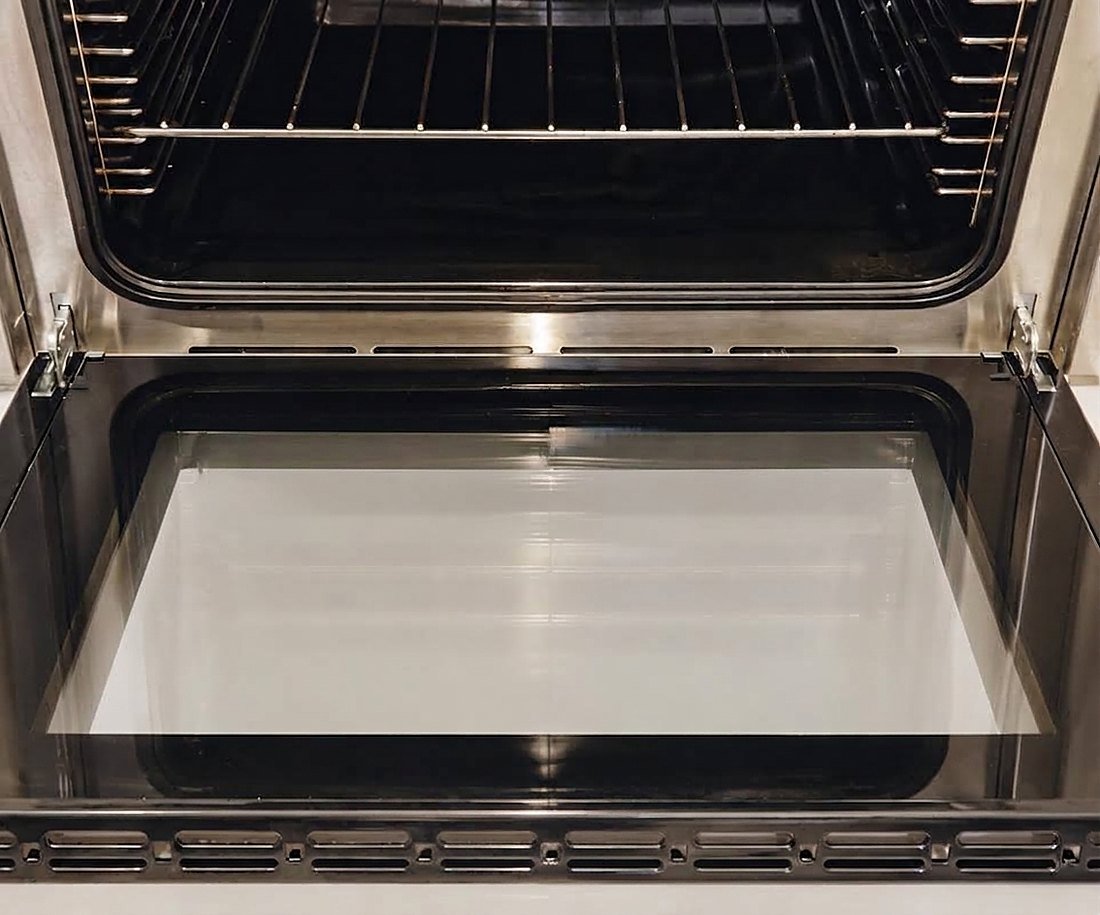 The same oven door glass clean after a BrightHome deep clean